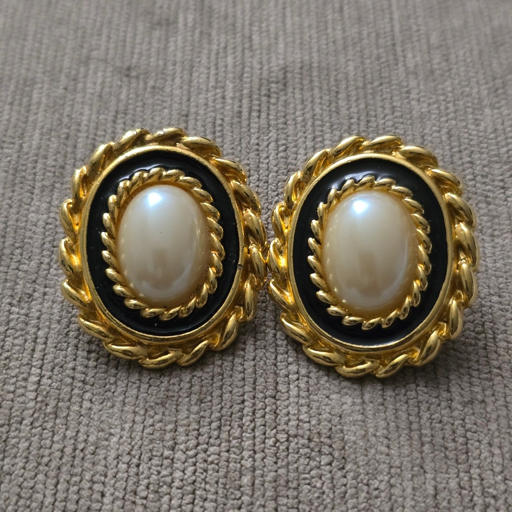 Vintage Gold Tone Faux Pearl Black Enamel Clip On Earrings LR Lady Remington